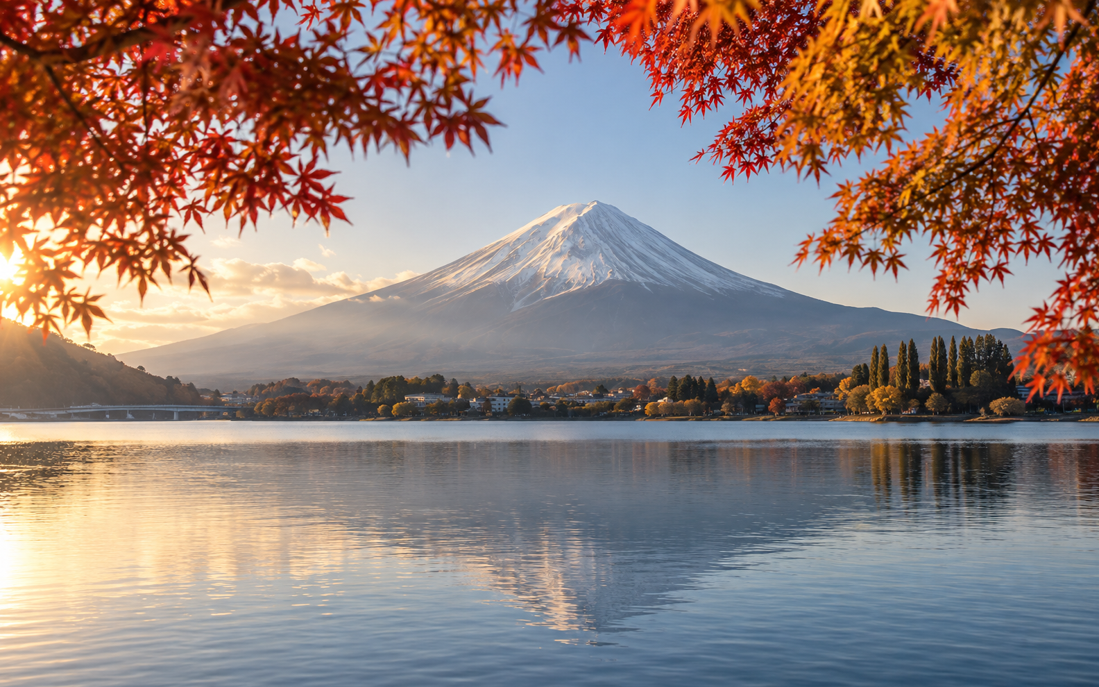 紅葉越しに見える富士山と湖